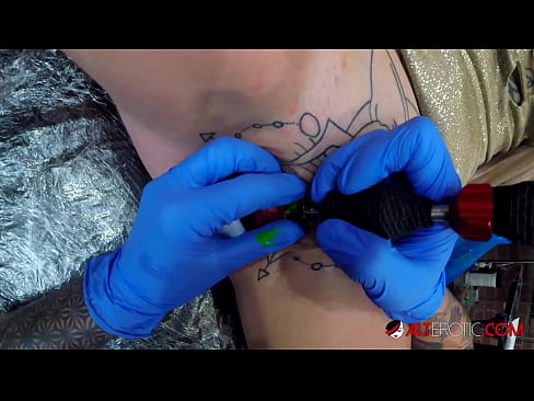 ❤️ Sully Savage, une chaudasse extrêmement tatouée, s'est fait tatouer le clitoris. ❤️ Porno at porn fr.elitemangas.top